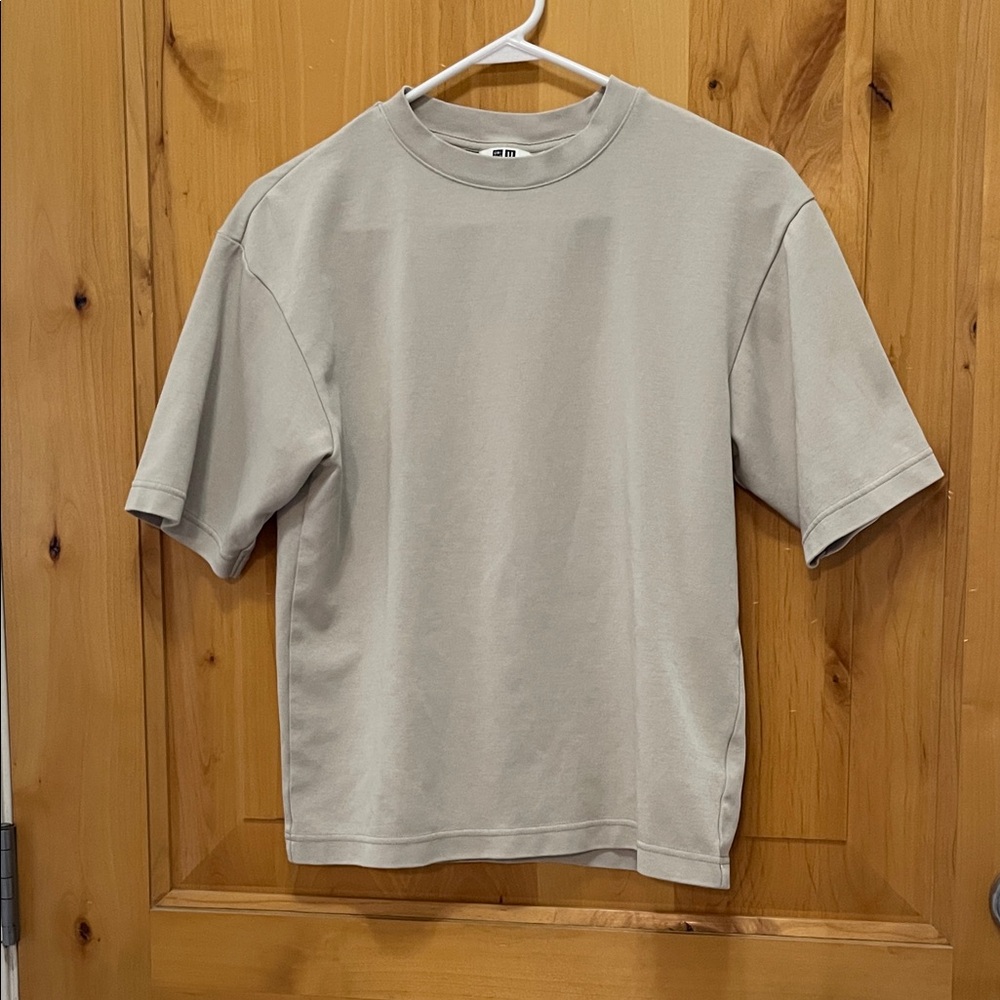 Uniqlo Men's Light Gray Short Sleeve Oversized Tee
